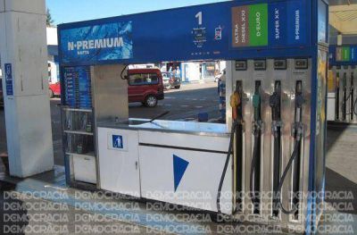 Un juez restringi� el cobro de la tasa de combustible, pero el conflicto sigue