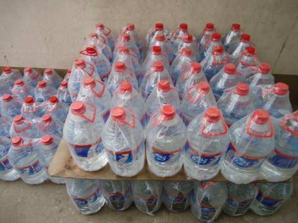 Alivio para el barrio El Complejo: donaron 200 bidones de agua