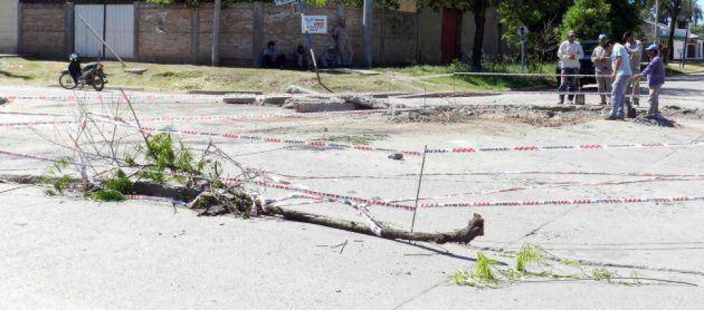 El calor rompi� el pavimento en Tres Isletas
