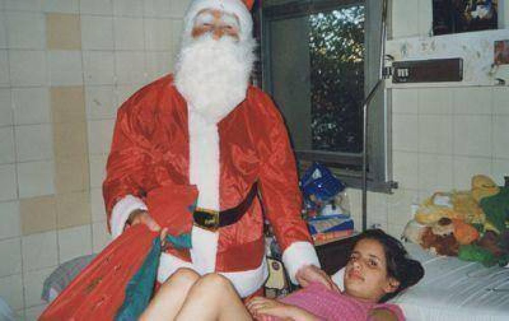 Pap� Noel pas� por el Materno Infantil