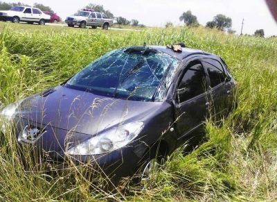 Docente result� ilesa de un vuelco en la ruta 1