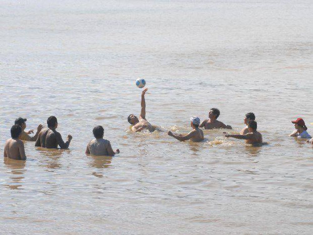 Juje�os en los diques para refrescarse por el intenso calor