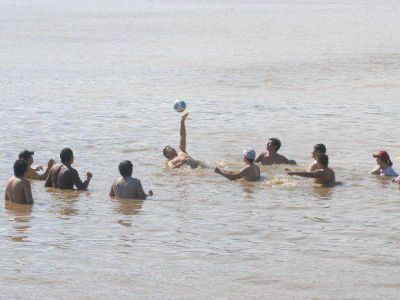 Juje�os en los diques para refrescarse por el intenso calor