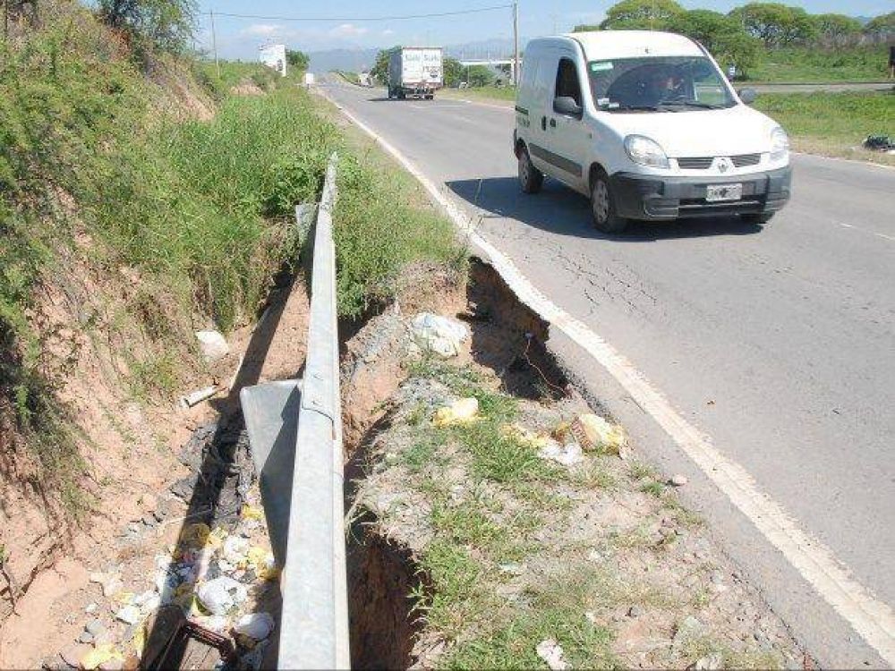 Colectora da�ada por la erosi�n del agua