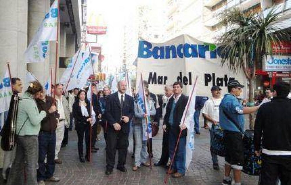 Bancarios van por aumentos que al menos empaten a la inflaci�n