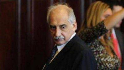 Ante la posibilidad de juicio pol�tico, renunci� Albaca