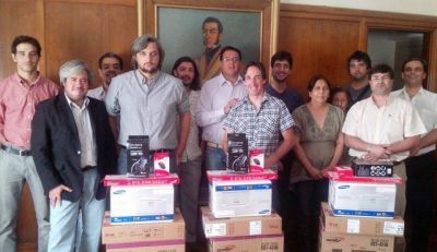 Organizaciones ejecutoras de microcr�dito recibieron equipos inform�ticos
