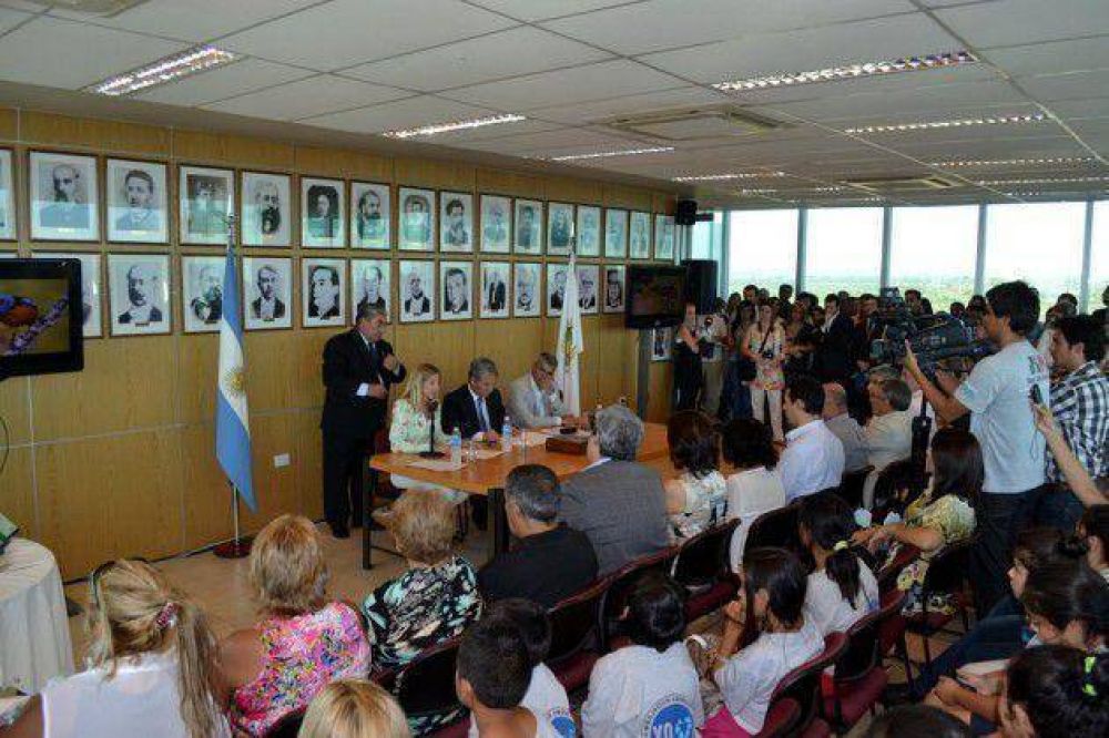 El gobernador promulg� nueve normas ambientales