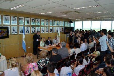 El gobernador promulg� nueve normas ambientales