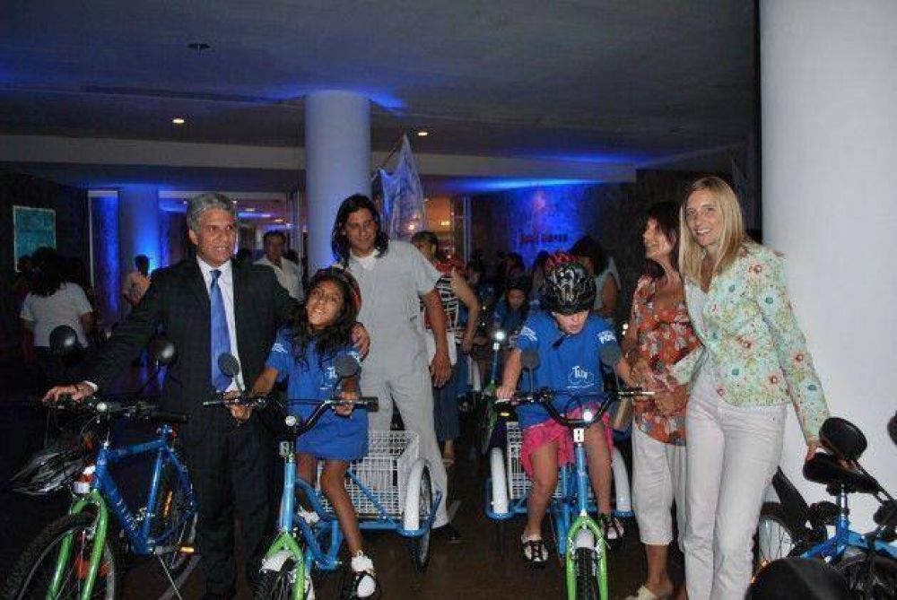 TuBi: El gobernador entreg� las �ltimas 19 bicis del a�o