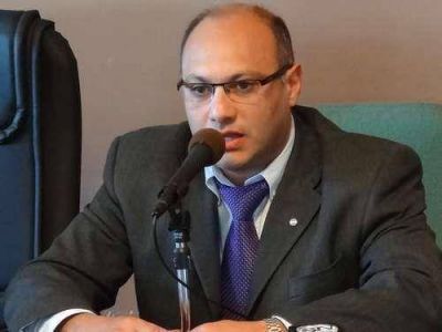 Reino: �El Ejecutivo debe tomar la empresa Aguas de Balcarce y empezar a prestar el servicio�