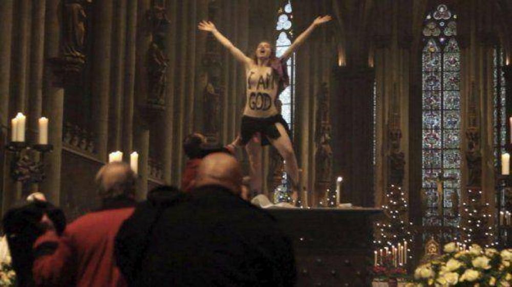 Una mujer se subi� desnuda al altar de una iglesia en la misa de Navidad