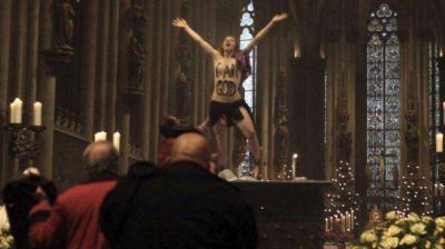 Una mujer se subi� desnuda al altar de una iglesia en la misa de Navidad