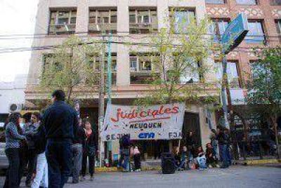 Judiciales se movilizan en reclamo de aumento salarial