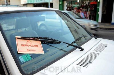 El PJ reparti� panfletos denunciando la "ilegalidad" del Impuesto al combustible