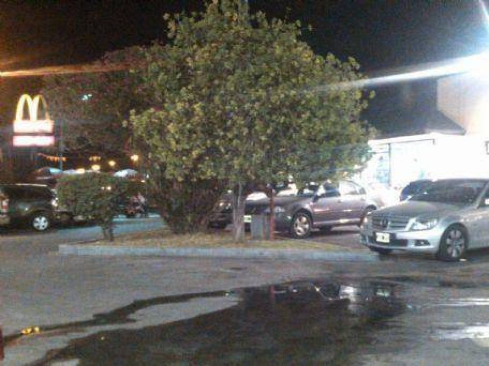 McDonalds sucursal Rotonda Guti�rrez: Desechos cloacales, malos olores y un servicio a la deriva