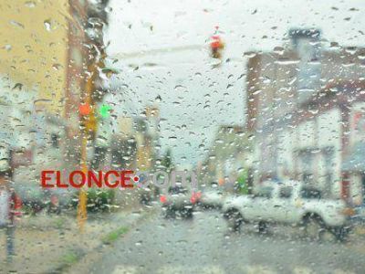 Llovi� intensamente en Paran� pero pronostican que seguir� el calor 