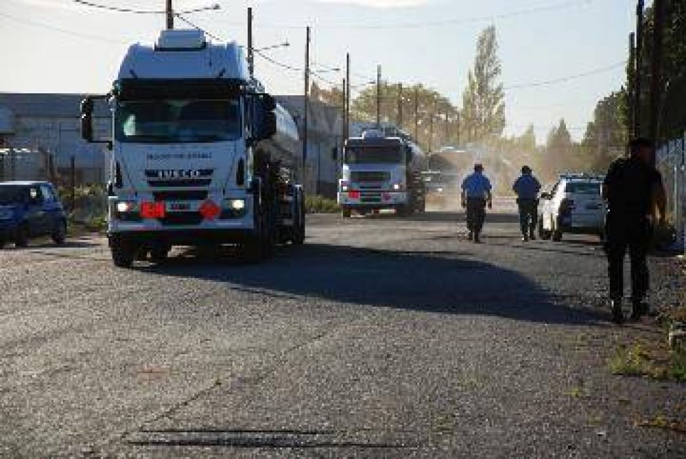 Por 14 horas bloquearon la destiler�a de Huincul