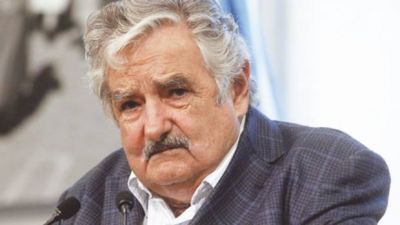 Mujica se enoj� con un periodista uruguayo y le dio un manotazo