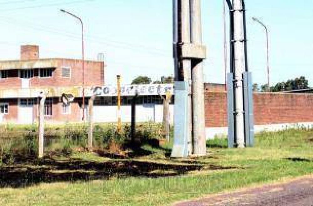 Explot� un aislador y se cort� la luz en la ciudad