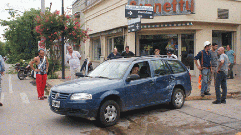 Violento choque en Pueyrred�n y Vicente L�pez 