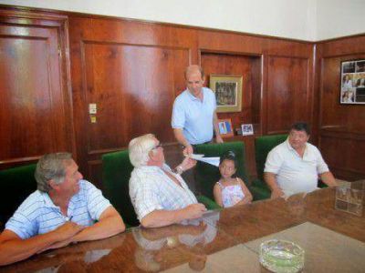 Zurro entreg� m�s subsidios a instituciones de Pehuaj�