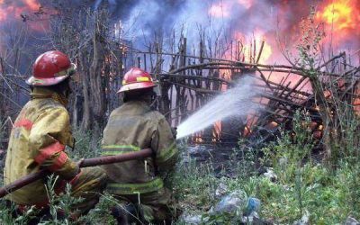 Impresionante incendio en una quinta de Gar�n donde acopian neum�ticos en desuso
