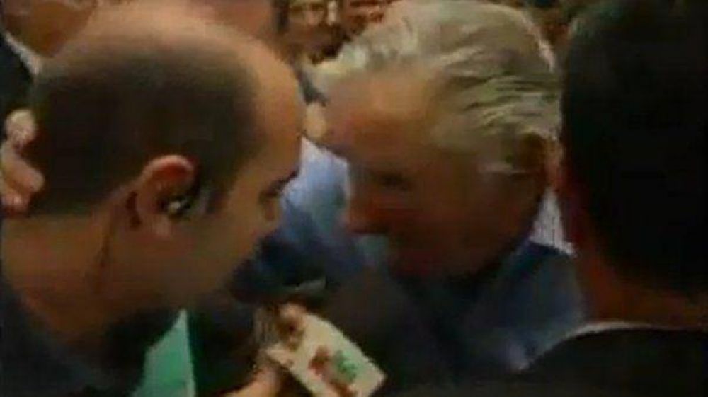 Mujica, a los manotazos con un periodista de televisi�n