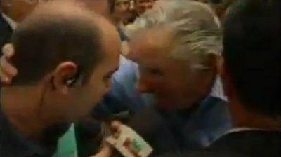 Mujica, a los manotazos con un periodista de televisi�n