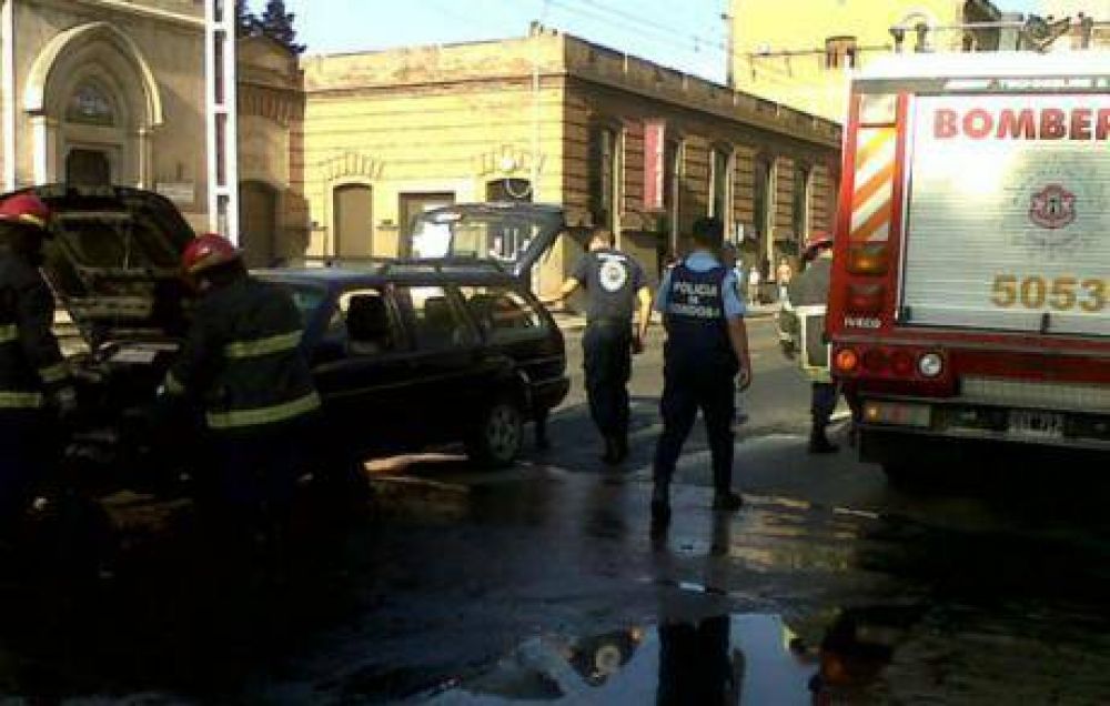 Se prendi� fuego un auto frente a la Plaza Col�n