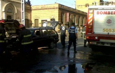 Se prendi� fuego un auto frente a la Plaza Col�n