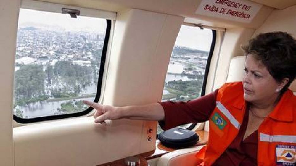 Dilma interrumpe sus vacaciones y sobrevuela zonas afectadas por las lluvias