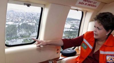 Dilma interrumpe sus vacaciones y sobrevuela zonas afectadas por las lluvias