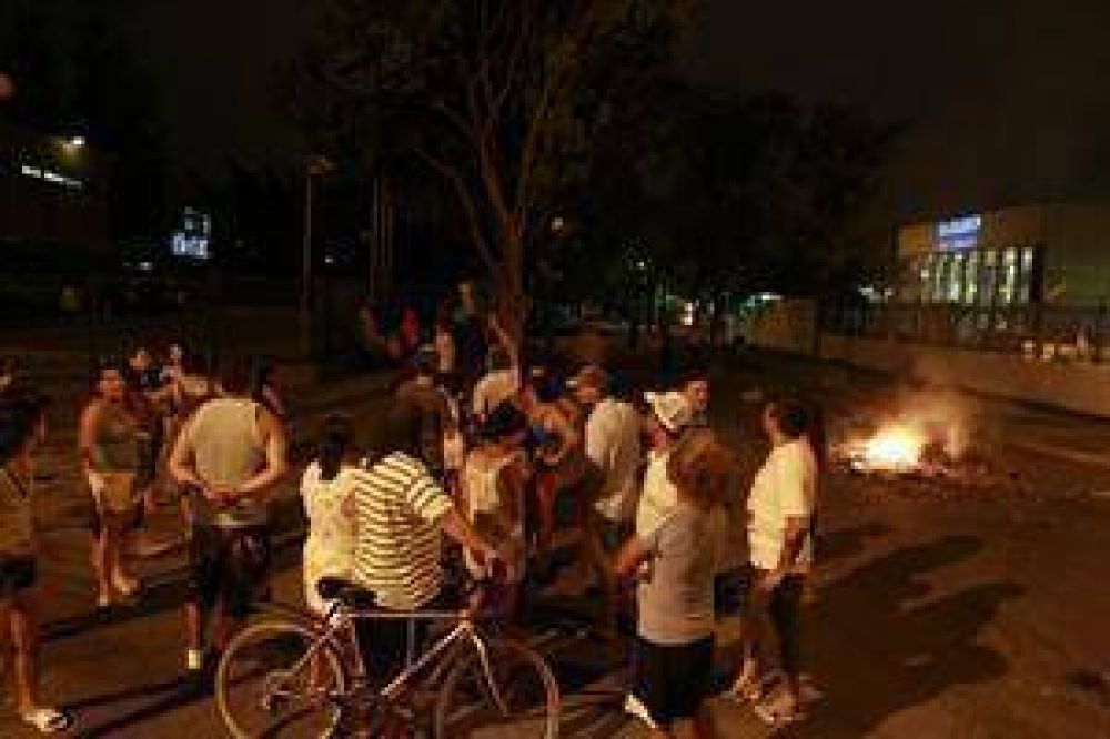 Un piquete demor� m�s de tres horas la salida de diarios