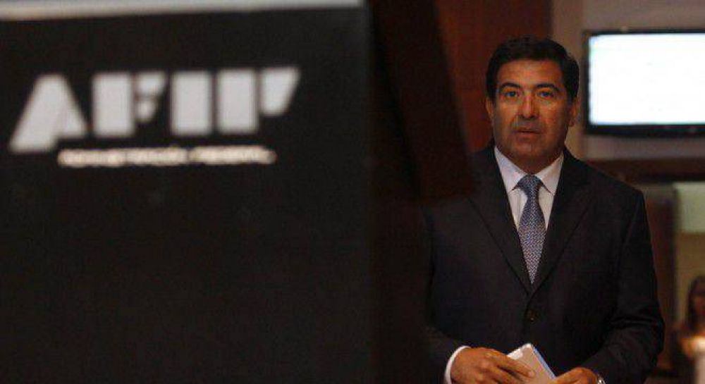 En medio de la crisis, Echegaray viaja en primera a Medio Oriente