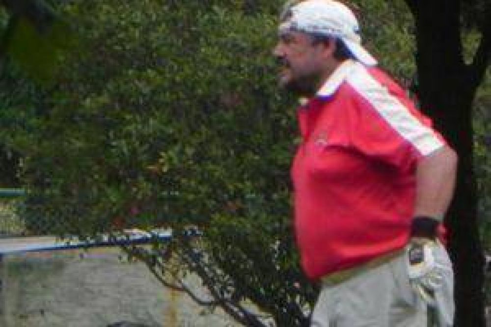 El Secretario de Energ�a nacional juega al golf en su country de Pilar