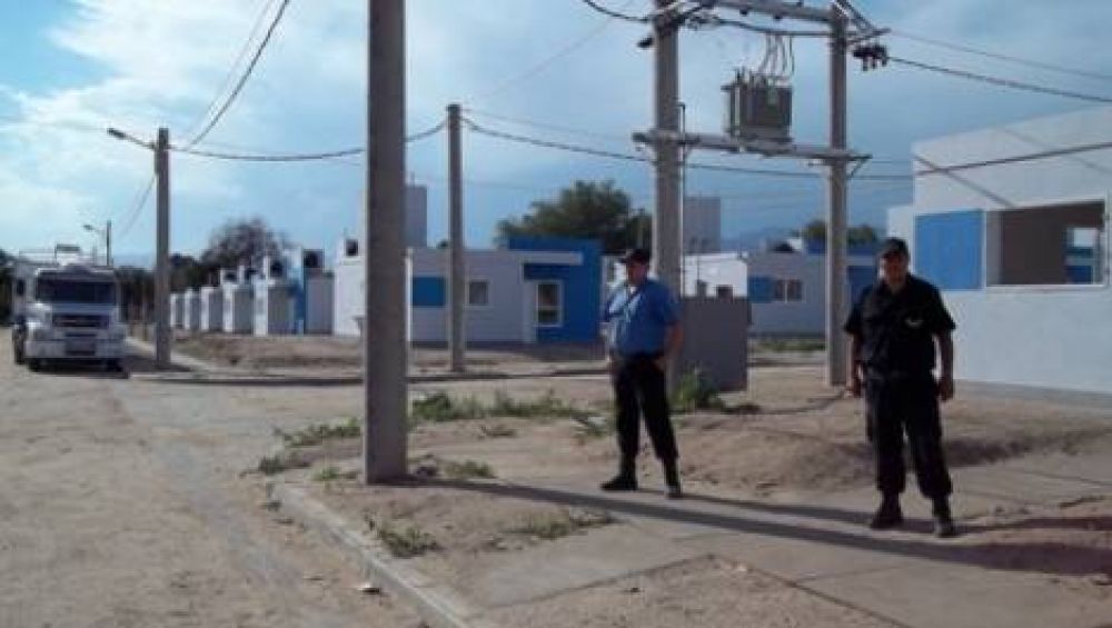 Polic�as custodian viviendas del IPV ante posibles usurpaciones