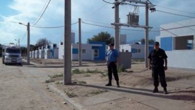Polic�as custodian viviendas del IPV ante posibles usurpaciones
