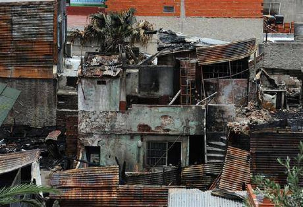 Tres muertos en un incendio por una vela ca�da en Dock Sud