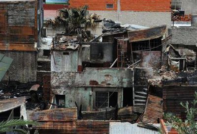 Tres muertos en un incendio por una vela ca�da en Dock Sud