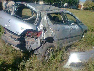Un menor rob� un auto y lo volc�