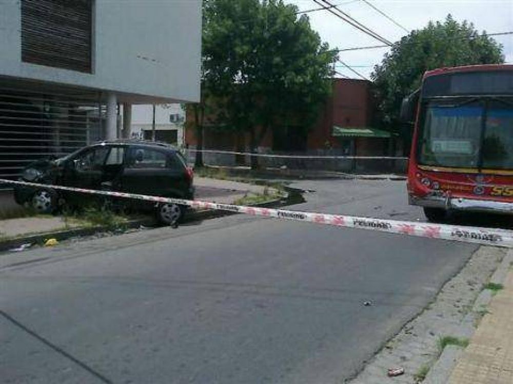 Chocan un micro de la L�nea 214 y un auto
