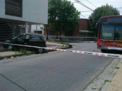 Chocan un micro de la L�nea 214 y un auto
