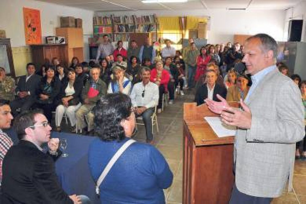 Buzzi firm� el inicio de obra para el Jard�n 411
