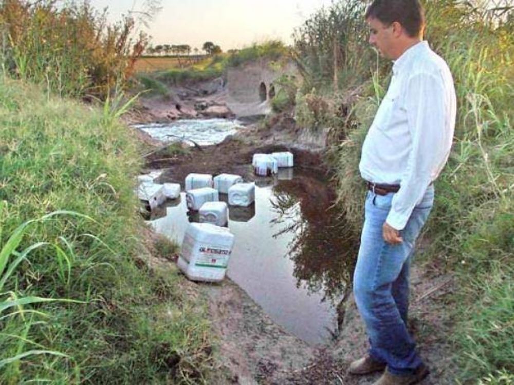 Tiran bidones de un t�xico en un canal de San Mart�n de las Escobas