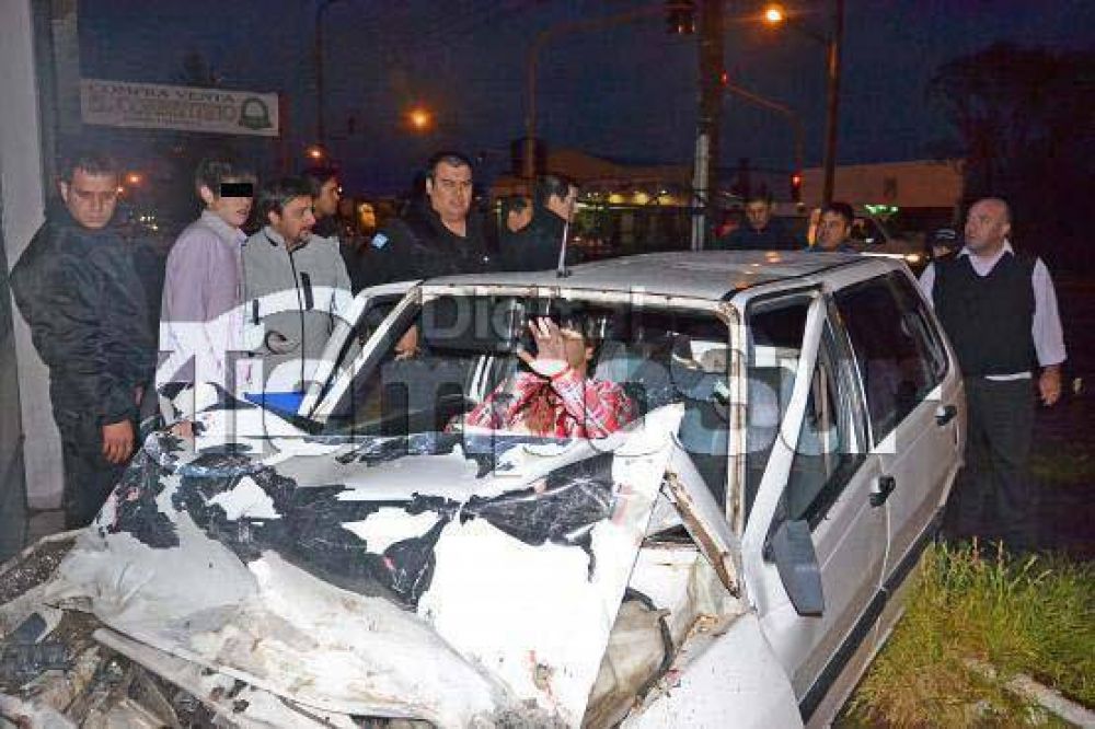 Choca contra un remis y se estrella contra una casa
