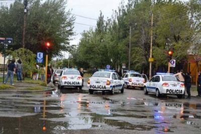 Un polic�a herido y m�vil policial da�ado tras una ri�a