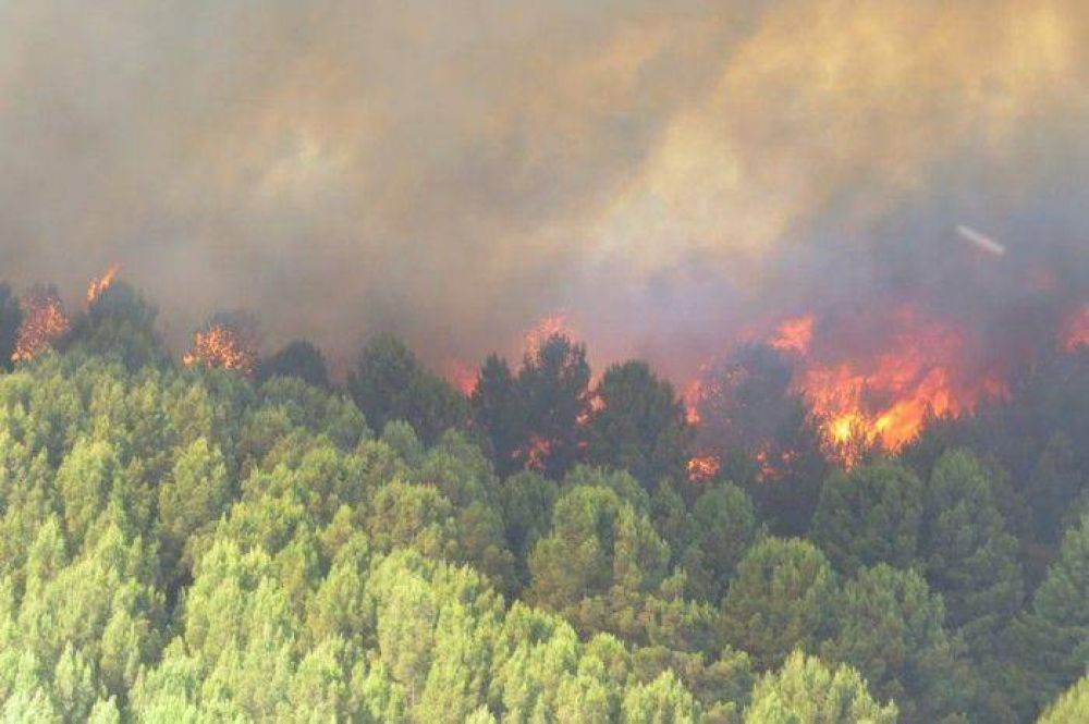 Se agrava el incendio en la zona serrana