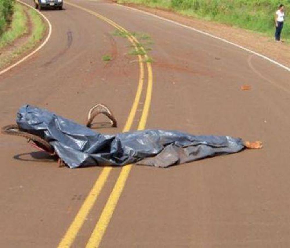 Falleci� un ciclista tras ser embestido por un auto en Ituzaing�