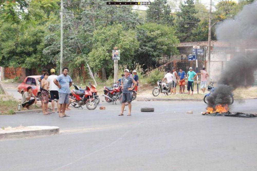 Enojo y corte de calle a falta de luz